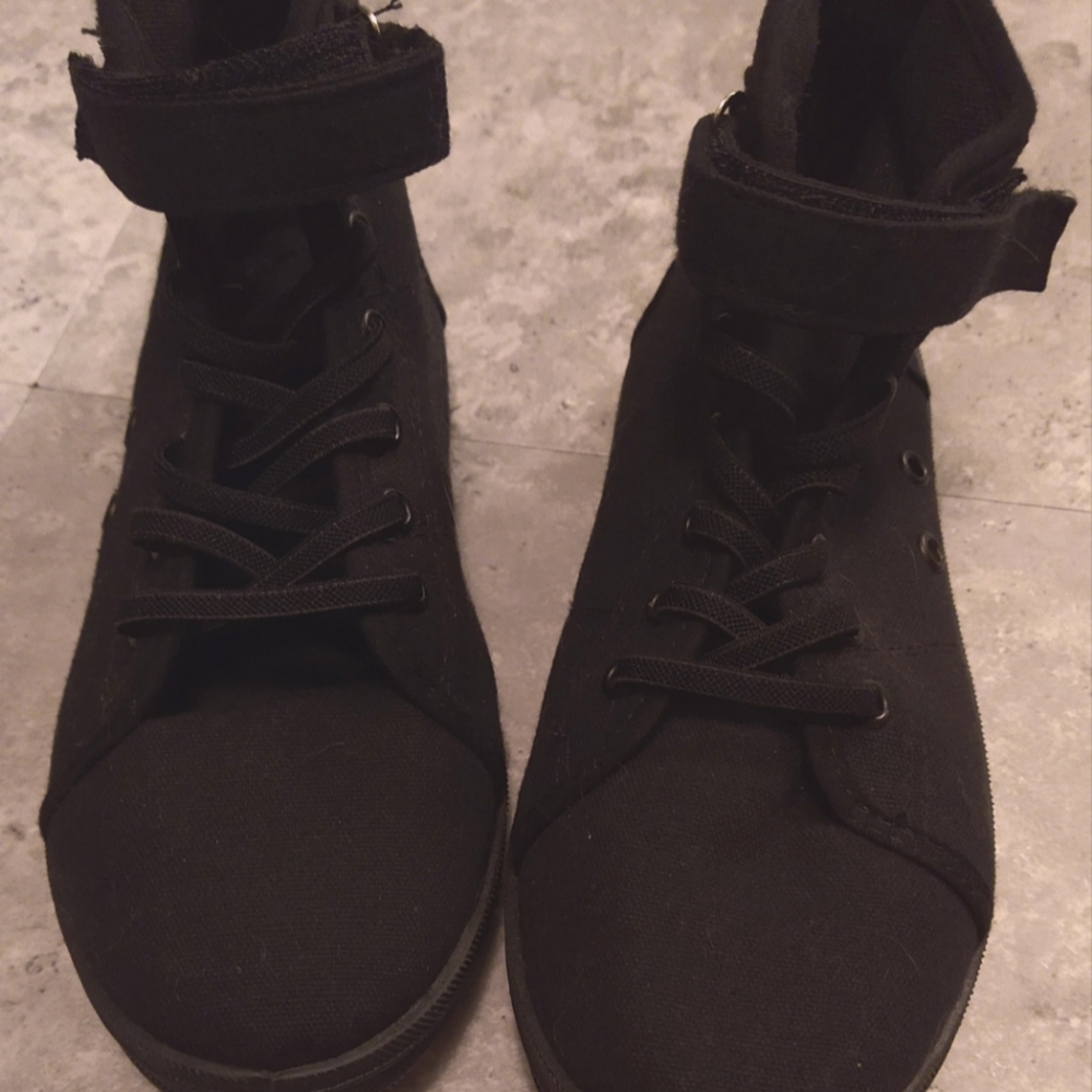 Ardene Mat size 6 hi-cut shoes